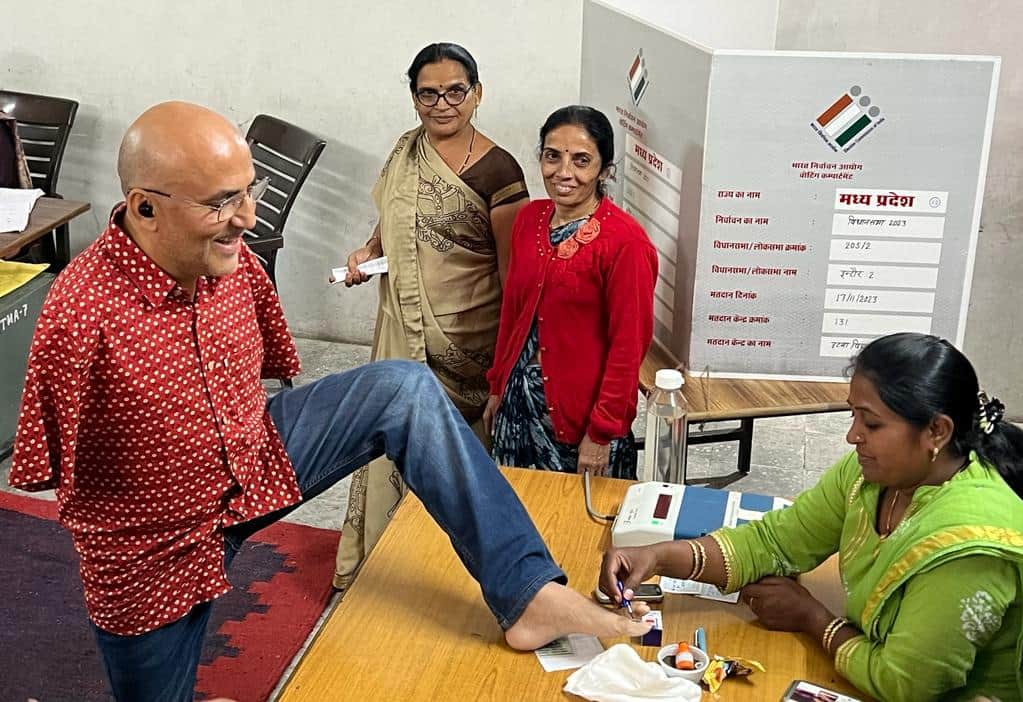 MP Election: 30 inch new voter cast his vote and performed his duty with his feet