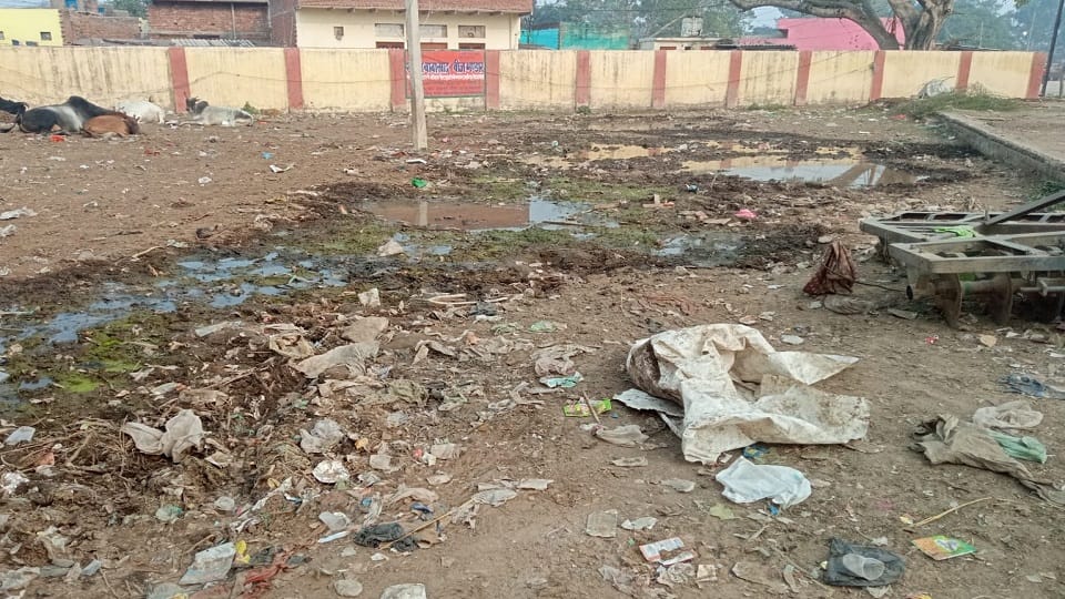 Piles of filth in Hathras Mandi