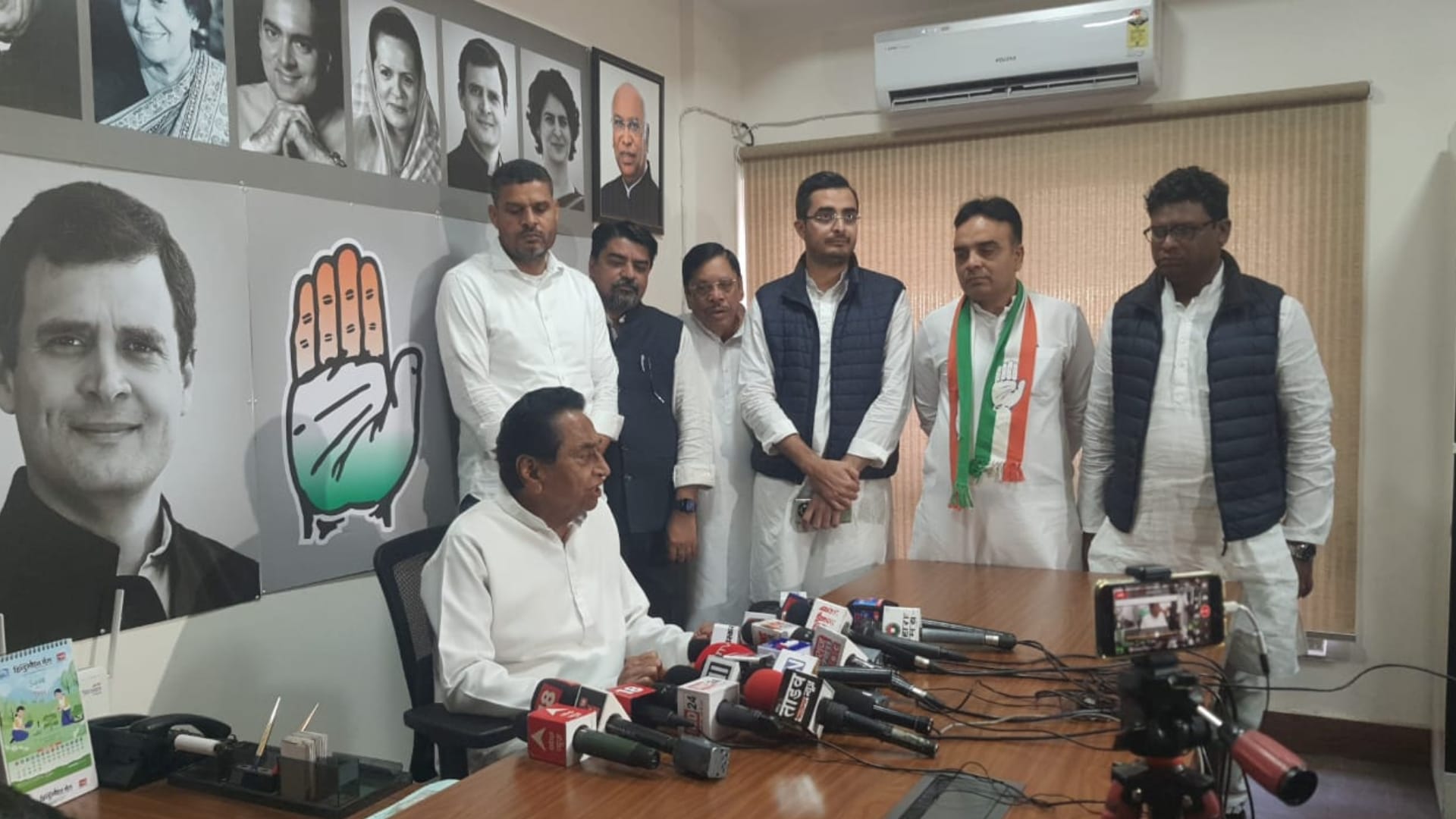 कांग्रेस कार्यालय में कमलनाथ