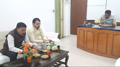 MP Election 2023: शांतिपूर्ण मतदान के लिए सुमावली में भाजपा, कांग्रेस व बसपा के प्रत्याशी किए गए नजरबंद MP Election 2023: BJP, Congress and BSP candidates placed under house arrest in Sumawali for peaceful voting.