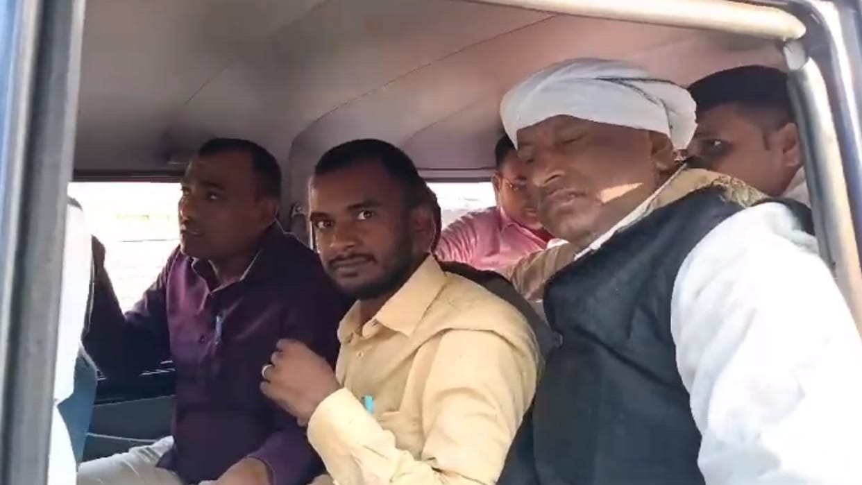 tax inspector arrested while taking bribe in nagar Nigam Lucknow.