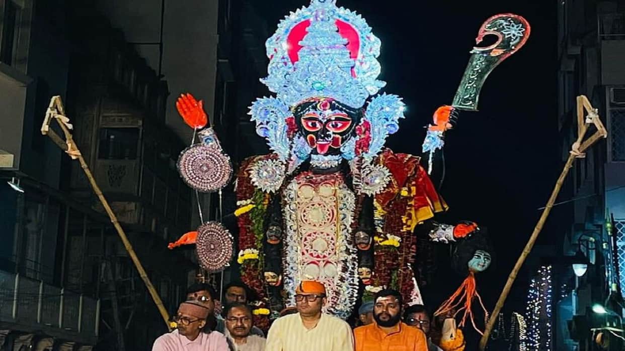 Devotees gathered in procession for the procession of Maa Kali's idol; Four COs, forces from 10 police station