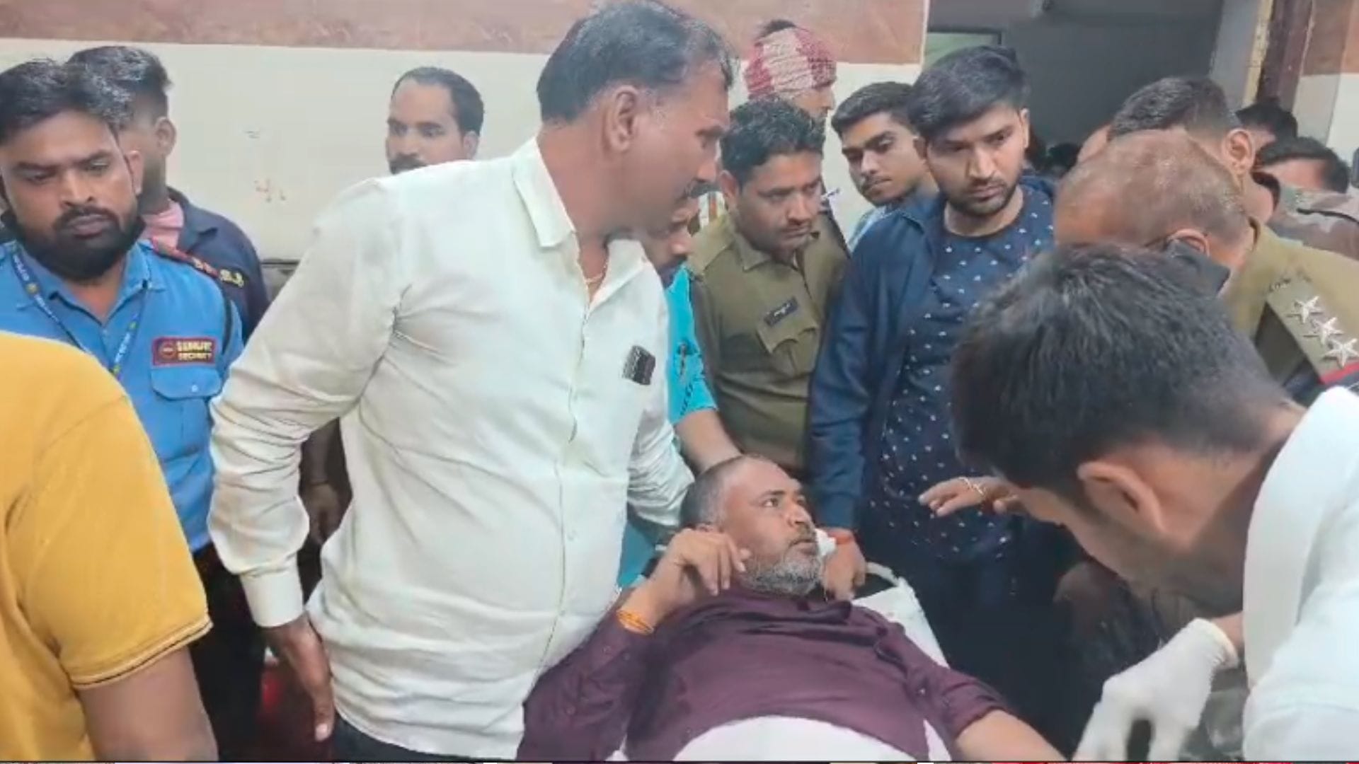 मुरैना में घायल पूर्व सरपंच से पूछताछ करती पुलिस।