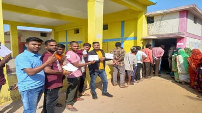 Chhattisgarh Election 2023 Honor to first time voters long queues at booths since morning