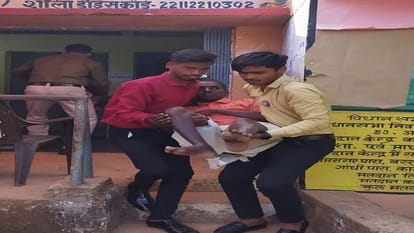 Chhattisgarh Election 2023 Honor to first time voters long queues at booths since morning