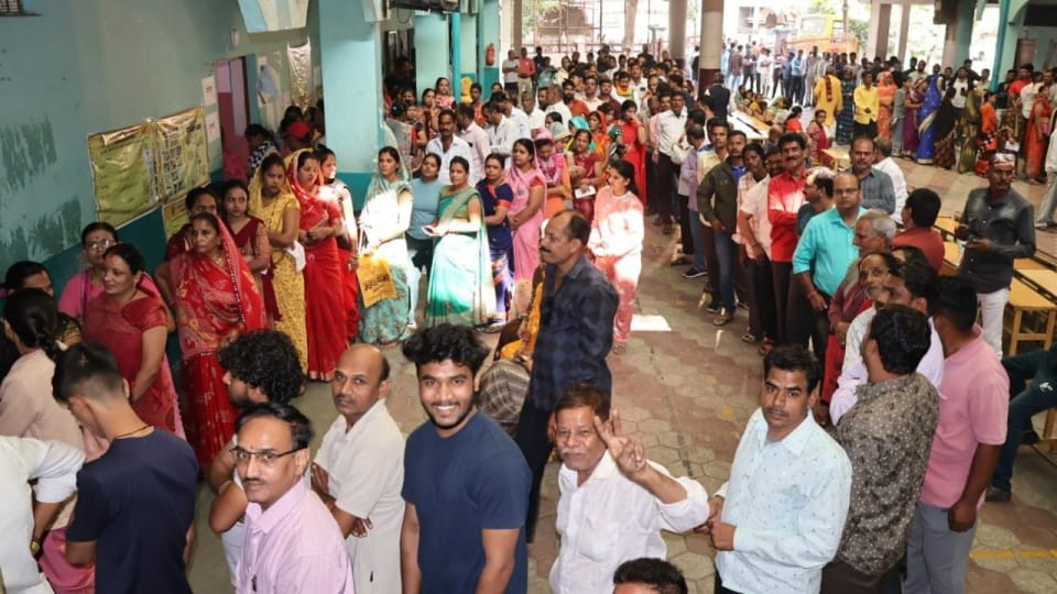 indore election voting kailash vijayvargiya sanjay shukla jitu patwari ramesh mendola