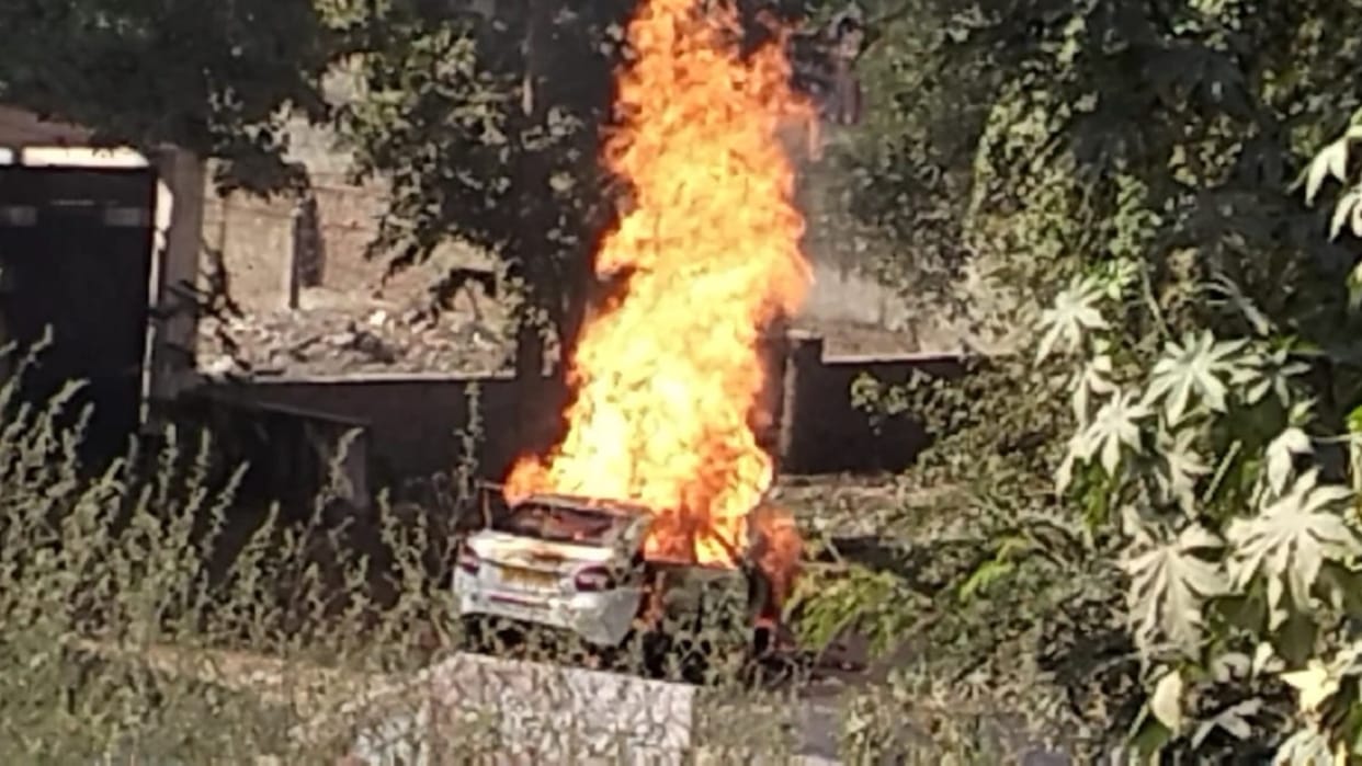 Meerut: A car caught fire on road in Modipuram and driver saved his life by jumping