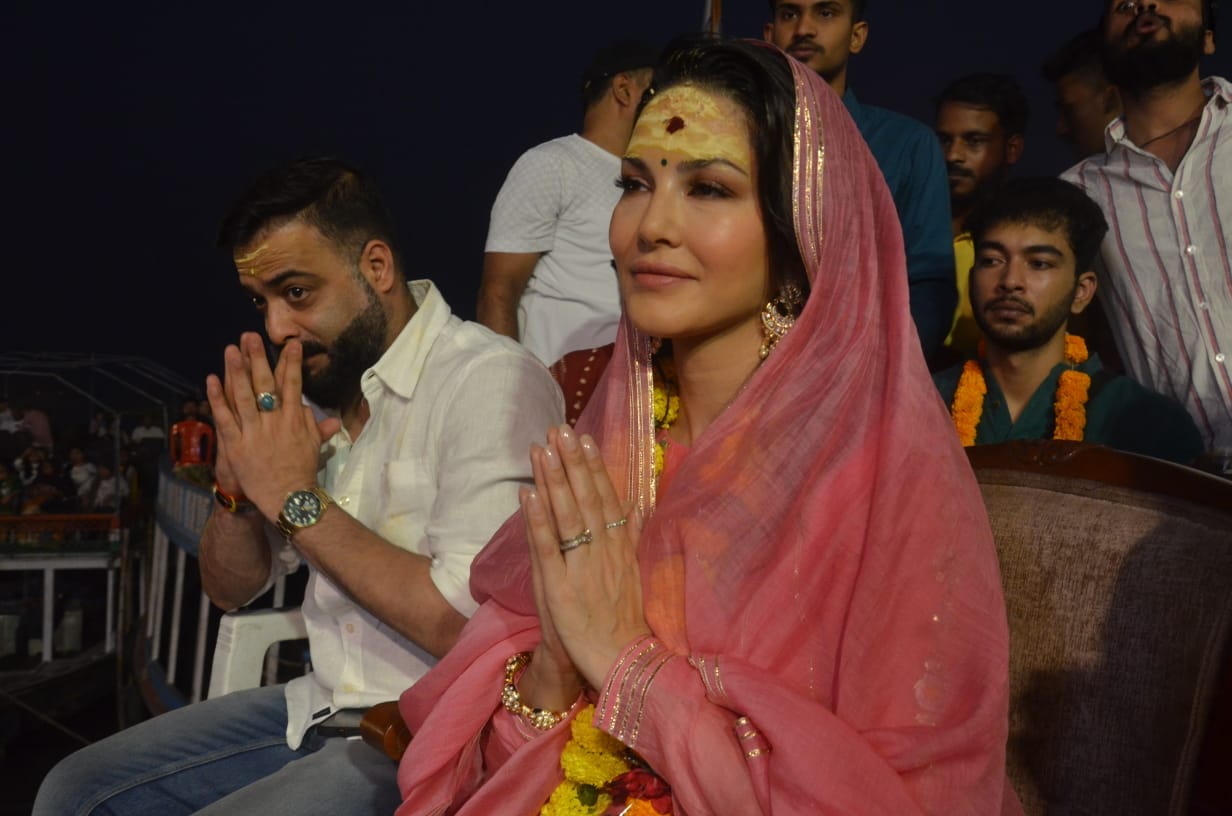 Sunny Leone reached Baba's court wearing a pink suit, Tripund on her forehead and performed Aarti