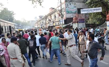 पुलिस ने हल्का बल प्रयोग कर खदेड़ा।