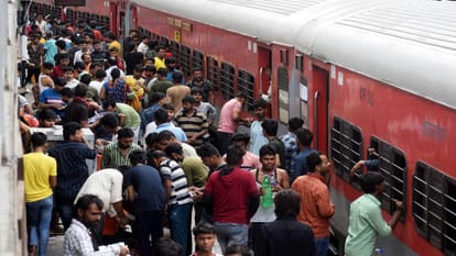 प्रयागराज जंक्शन पर उमड़ी यात्रियों की भीड़।