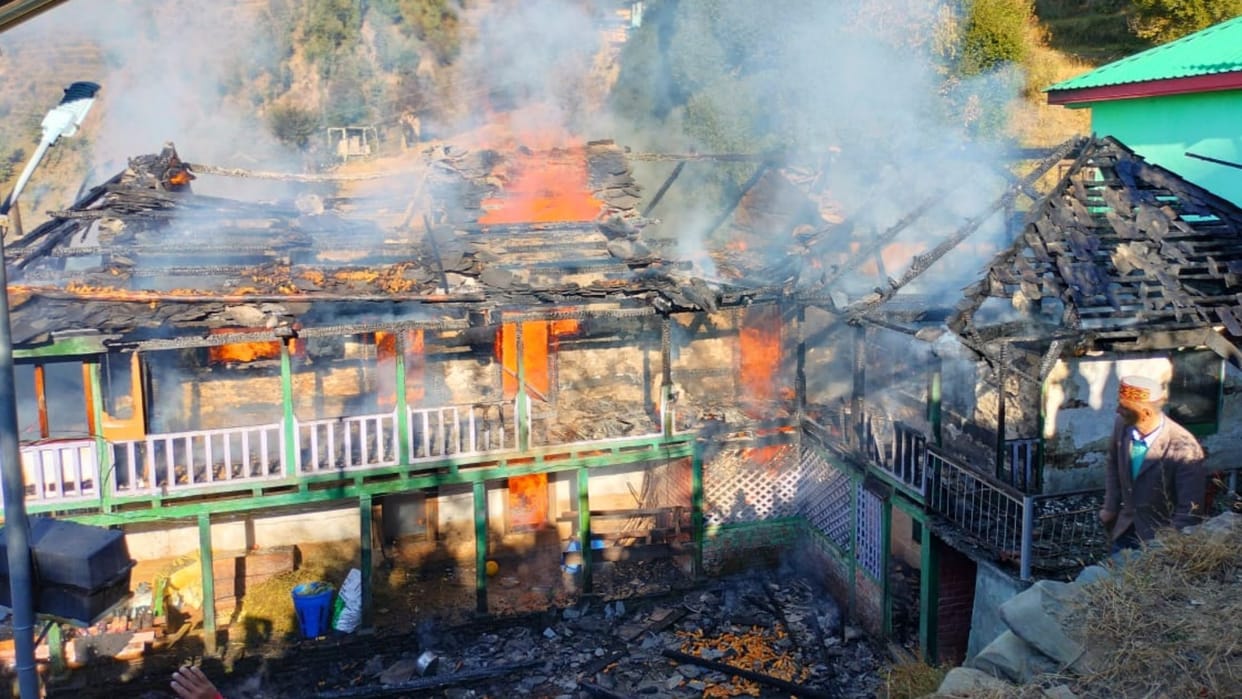 House Gutted In Massive Fire Due To Short Circuit In Janjehli Mandi Himachal Pradesh
