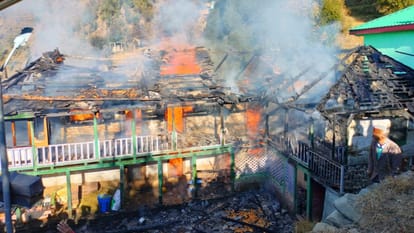 Mandi Fire: गैस सिलिंडर फटने से भड़की आग, मकान जलकर राख, लाखों का नुकसान House Gutted In Massive Fire Due To Short Circuit In Janjehli Mandi Himachal Pradesh