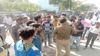 E-rickshaw drivers tried to block Tanakpur Highway in Pilibhit