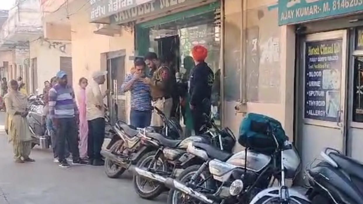 Cash looted at gunpoint in Amritsar of Punjab
