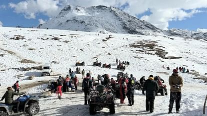 Rohtang: बर्फबारी के बाद रोहतांग पर्यटकों से गुलजार, मनाली आने वाले वाहनों का आंकड़ा भी हुआ 600 पार Tourists enjoy Snow Scenic View of Covered Mountains in Rohtang Pass after Fresh Snowfall