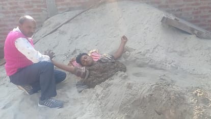 Rampur: Electrocution while charging battery erickshaw, youth buried in sand, Situation normal
