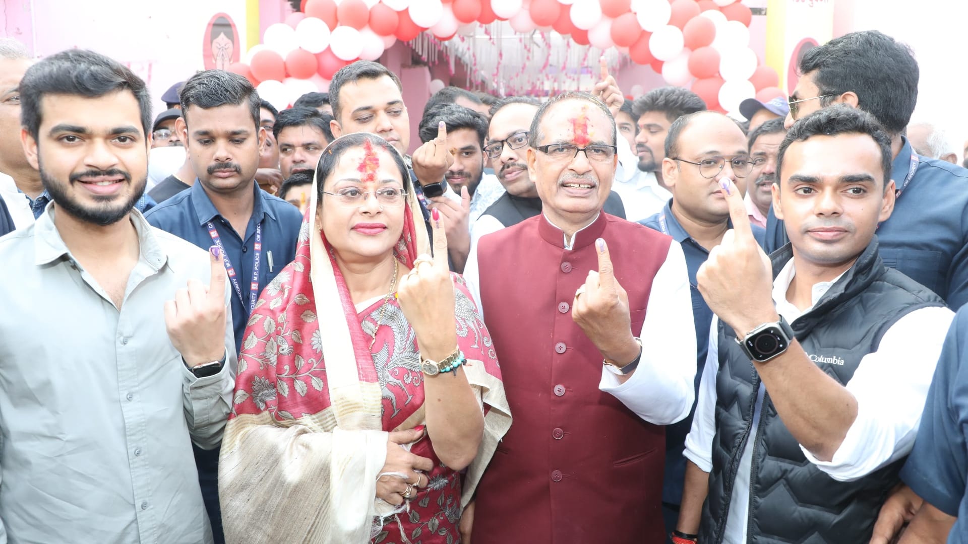 सीएम शिवराज ने पत्नी और बेटों के साथ किया मतदान