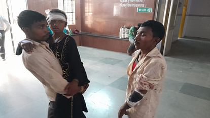 Accident In Sonbhadra: टायर फटने से बस अनियंत्रित होकर पलटी, 20 से अधिक यात्री हुए घायल, सवार थे 50 लोग Bus overturns on Varanasi Shaktinagar highway in Sonbhadra more than 20 passengers injured