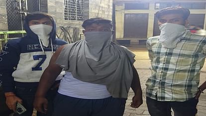 Aligarh News: शहर में फैली अजीब सी बदबू, सांस लेना भी हुआ मुश्किल People get disturbed by the smell of fat