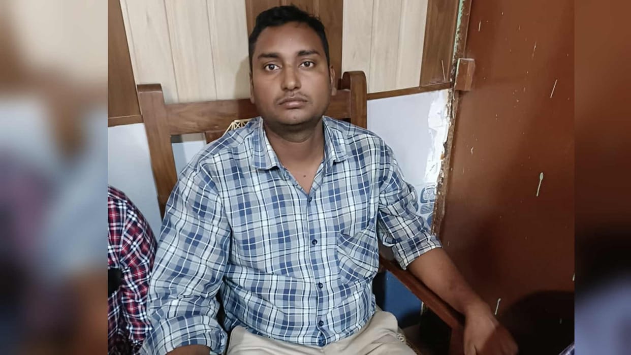 Anti corruption team caught electricity corporation worker taking bribe