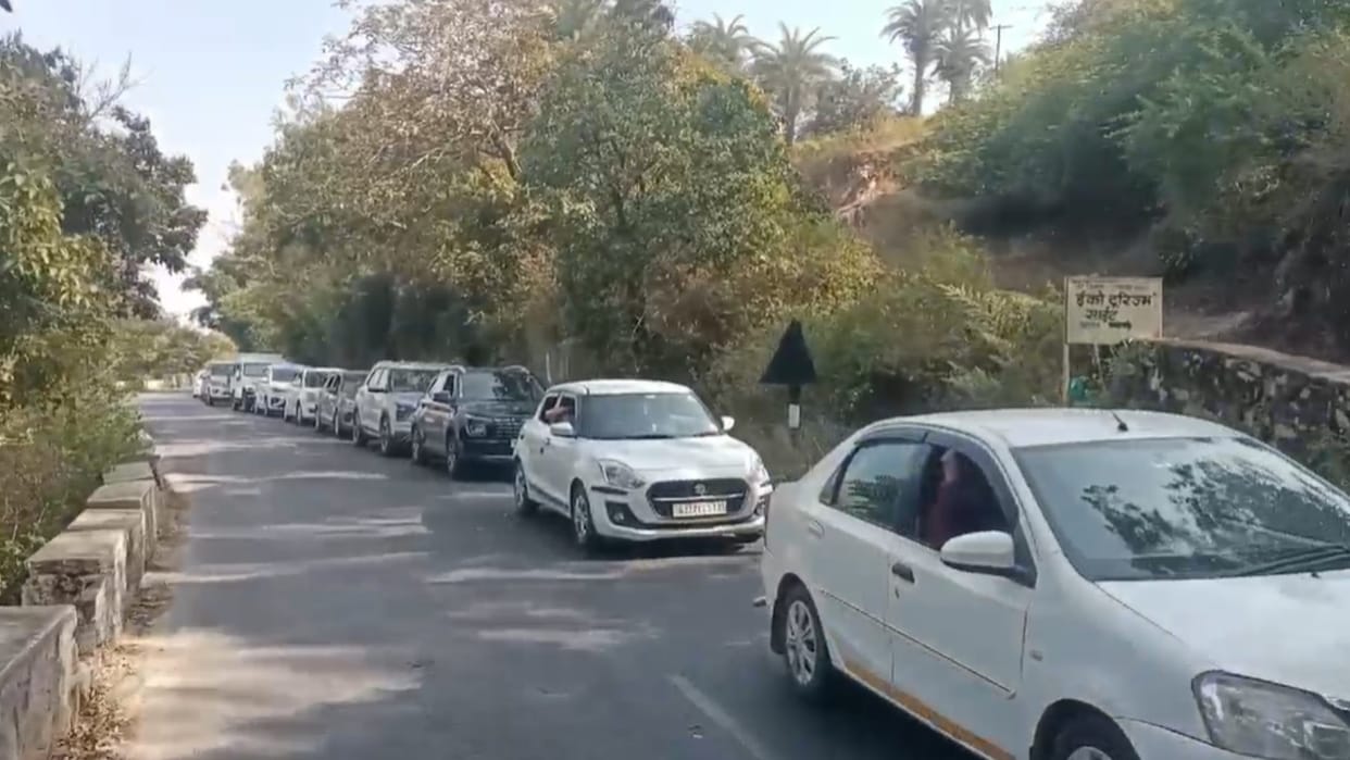Bad condition of tourists due to traffic jam in Sirohi