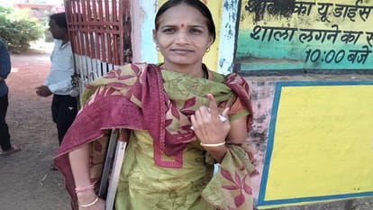Chhattisgarh Election 2023 Honor to first time voters long queues at booths since morning