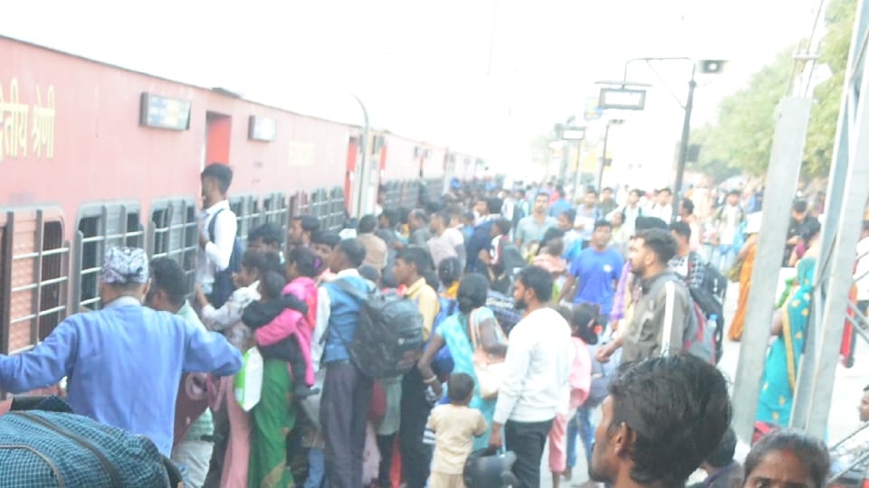 heavy rush in trains and buses after the diwali festival