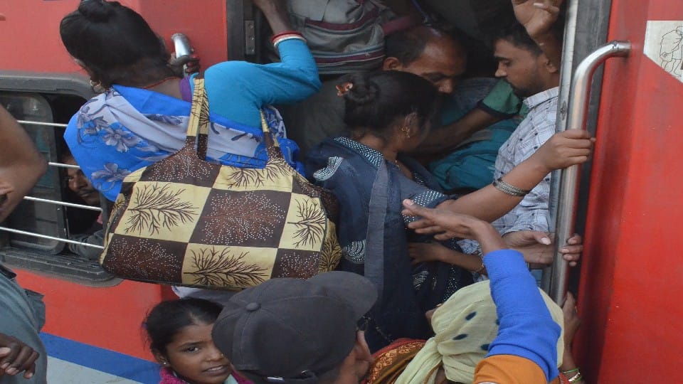 heavy rush in trains and buses after the diwali festival