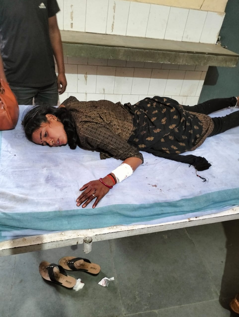 UP Crime: Husband attacks wife with knife while returning home after teaching from school