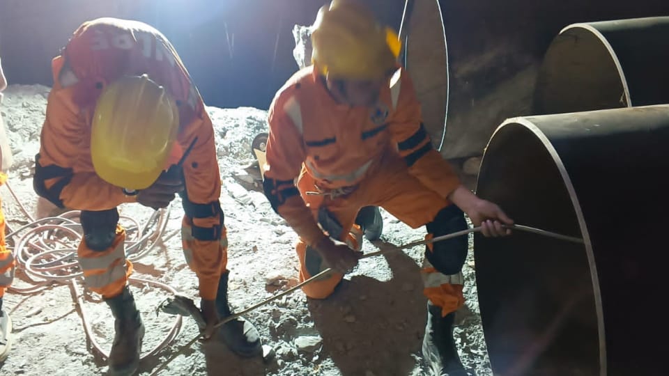 Uttarkashi Tunnel Rescue News: Laborers Will Be Taken Out Of Escape Tunnel Through Pipes By Stretcher