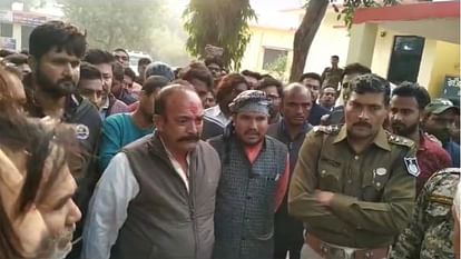 MP Election 2023: छतरपुर में कांग्रेस प्रत्याशी पर जानलेवा हमला, बचाते समय साथी की मौत, BJP उम्मीदवार पर आरोप MP Election 2023: Deadly attack on Congress candidate in Chhatarpur, friend dies while saving him