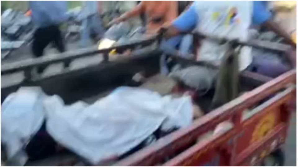 Youth dies in road accident in Bharatpur body taken to hospital by loading rickshaw
