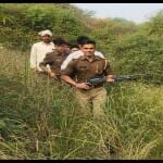 बीहड़ में कांबिंग करती पुलिस