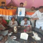 भारतीय टीम के लिए पूजा करते लोग।