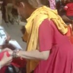 Varanasi: जर्मनी की महिला ने गोदौलिया चौराहे पर मचाया उत्पात
