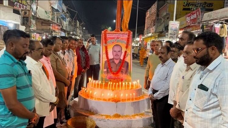 CG IED Blast: गरियाबंद में IED धमाके में ITBP के जवान की हुई मौत, लोगों ने तिरंगा चौक पर अर्पित की श्रद्धांजलि