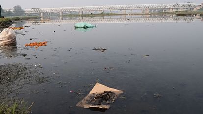 Chhath festival 2023 water level in Yamuna decreased but amount of pollution increased