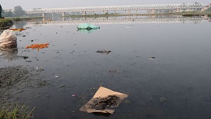 Chhath Puja 2023: छठ पर्व और यमुना का ऐसा हाल.., डुबकी तो छोड़िए, छूने लायक भी नहीं है यहां का पानी Chhath festival 2023 water level in Yamuna decreased but amount of pollution increased