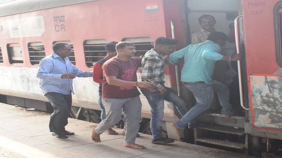 rush of passengers in trains on Chhath festival four new trains have been started