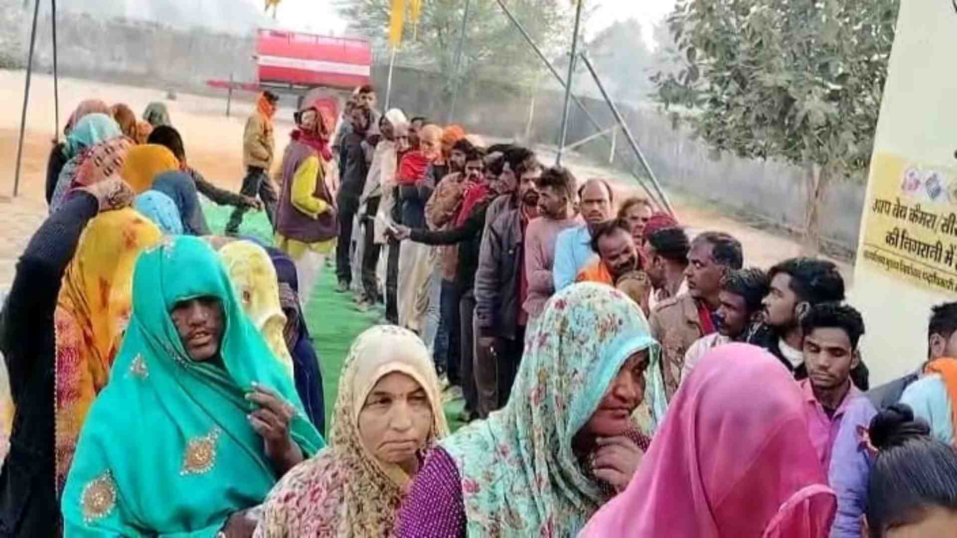 बूथ में महिलाओं की भीड़।