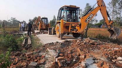 BDA demolished illegal colonies with bulldozer in Bareilly