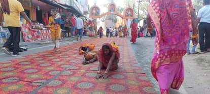 दंड देते हुए महिला व्रती