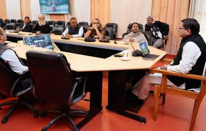 बैठक लेते सीएम धामी (फाइल फोटो)