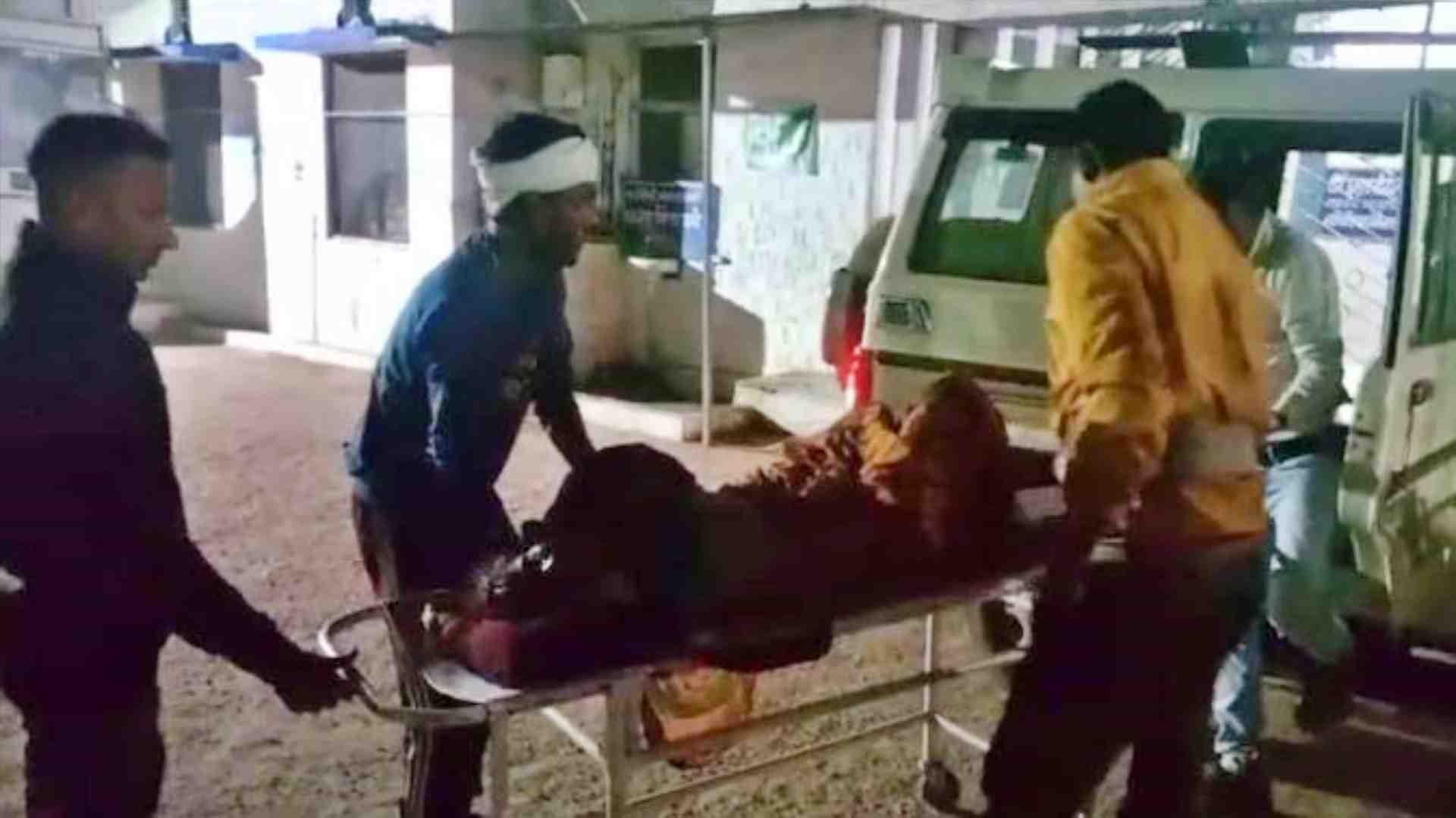 घायलों को लाया गया अस्पताल।