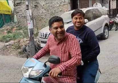 कांग्रेस प्रत्याशी पिंंटू जोशी दोपहिेया पर घूमे।