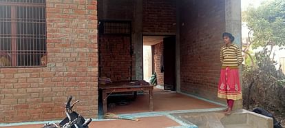 Orai: मामा ने भांजे की फावड़े से काटकर की हत्या, पत्नी से अवैध संबंध का था शक, आरोपी की तलाश में जुटी पुलिस Uncle murdered nephew by cutting him with a shovel, there was suspicion of illicit relationship with his wife