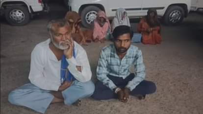 थाने के बाहर बैठा पीड़ित परिवार