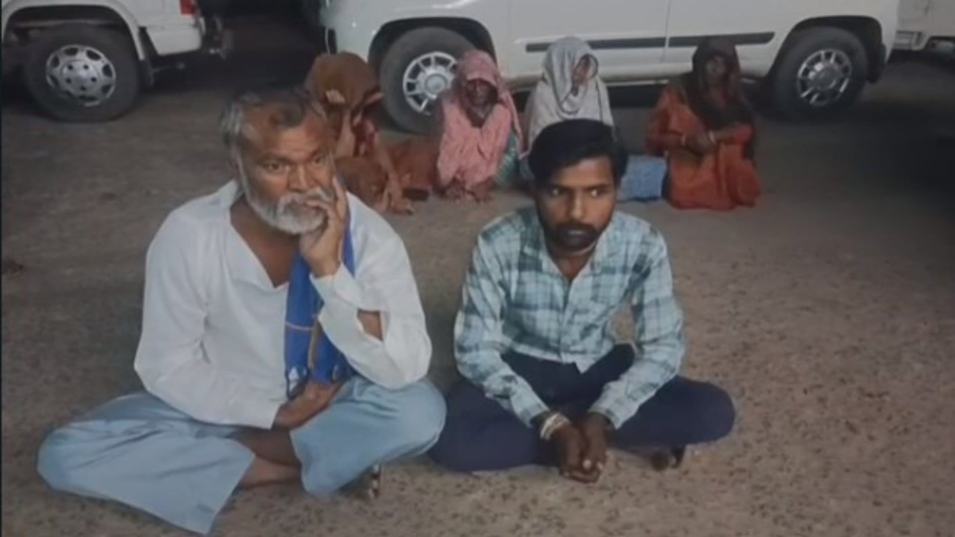 थाने के बाहर बैठा पीड़ित परिवार