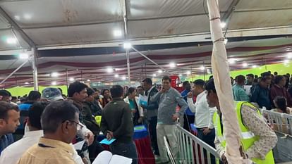MP Election: इंदौर में EVM जमा करने पहुंचे कर्मचारी परेशान, सामग्री लेने वाले अधिकारी ही हो गए लापता MP Election: Employees who came to collect EVM in Indore worried, officers who took the material went missing