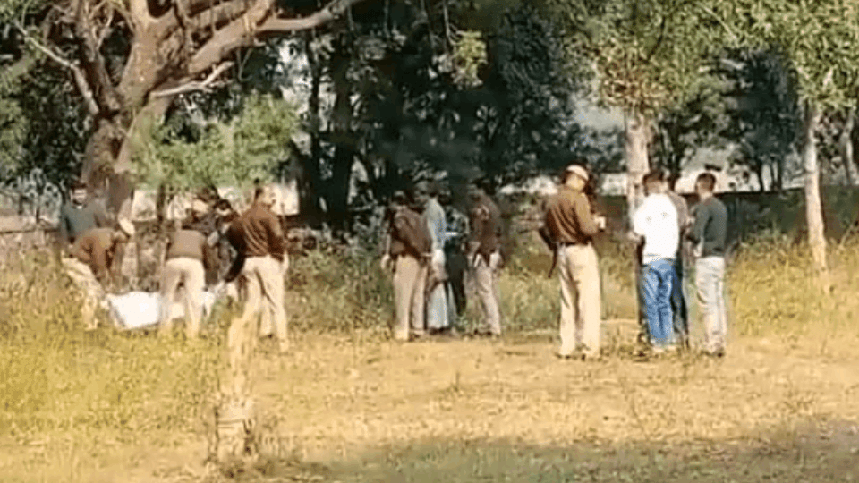 delhi Rickshaw puller killed by stoning on head and Police engaged in investigation